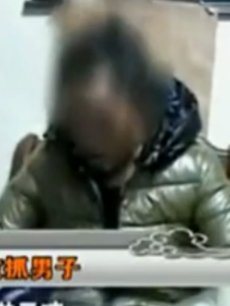资讯《实拍色狼<em>男扮女</em>装<em>进女浴室</em>偷窥》 图片